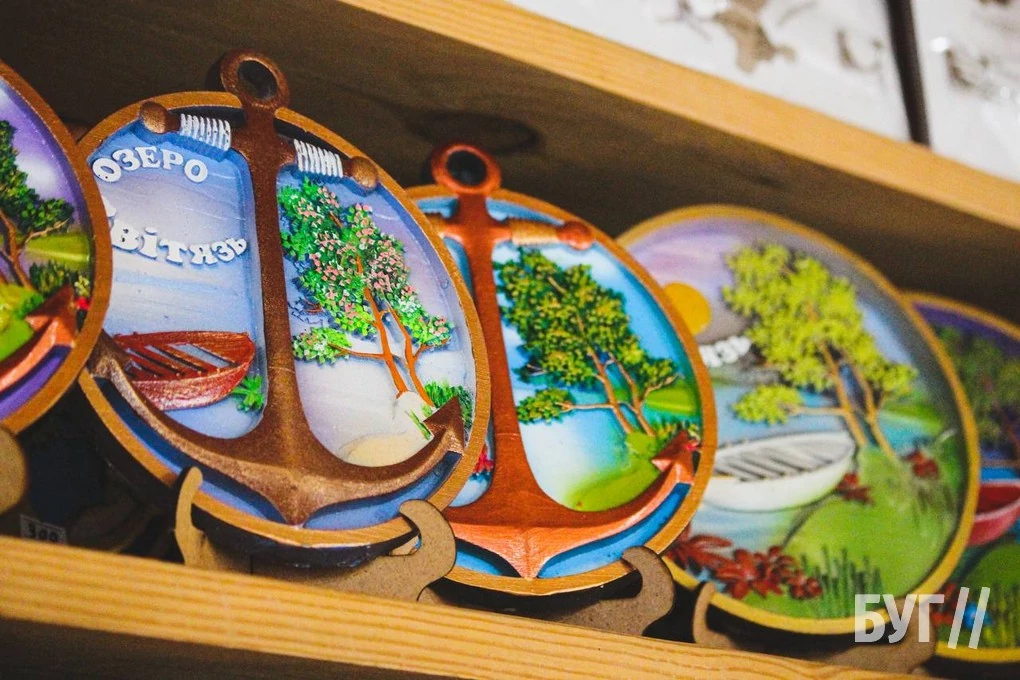 Які сувеніри пропонують придбати відпочивальникам на ринку у селі Світязь? 1