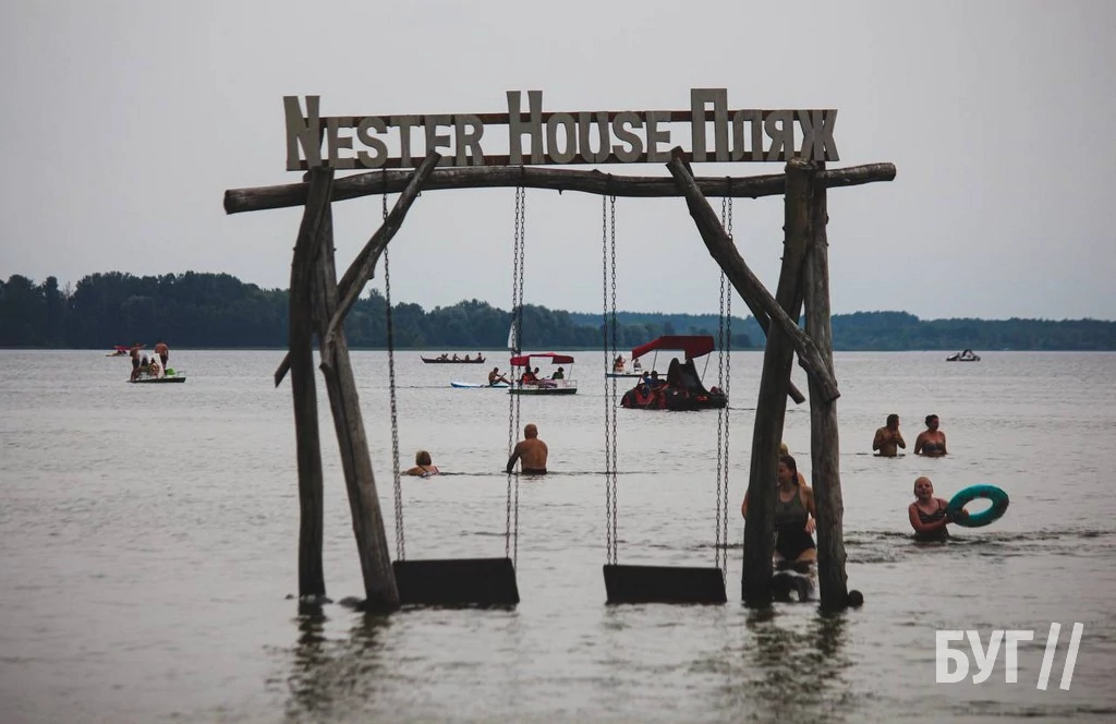 Які сувеніри пропонують придбати відпочивальникам на ринку у селі Світязь? 30