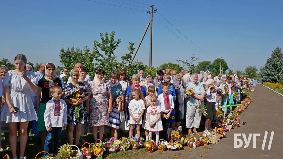 Мешканці Іванич відзначили Спаса освяченням букетиків та фруктових кошиків: фоторепортаж 10