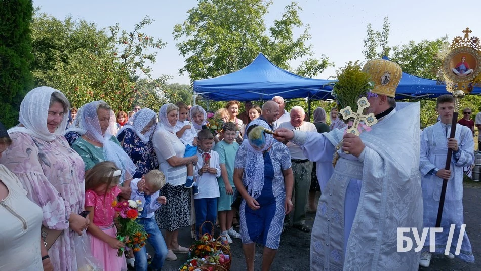 Мешканці Іванич відзначили Спаса освяченням букетиків та фруктових кошиків: фоторепортаж 23