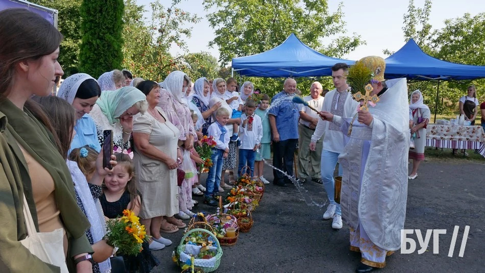 Мешканці Іванич відзначили Спаса освяченням букетиків та фруктових кошиків: фоторепортаж 20