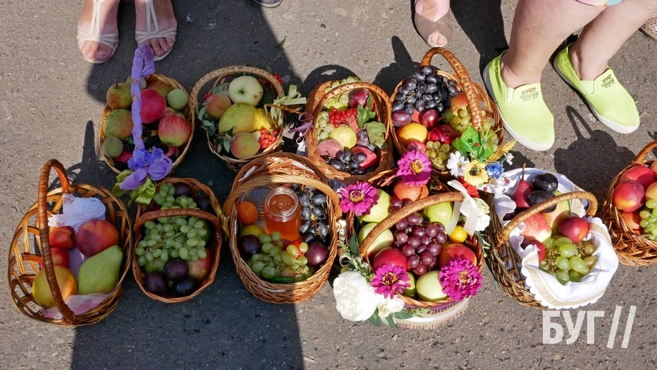 Мешканці Іванич відзначили Спаса освяченням букетиків та фруктових кошиків: фоторепортаж 9