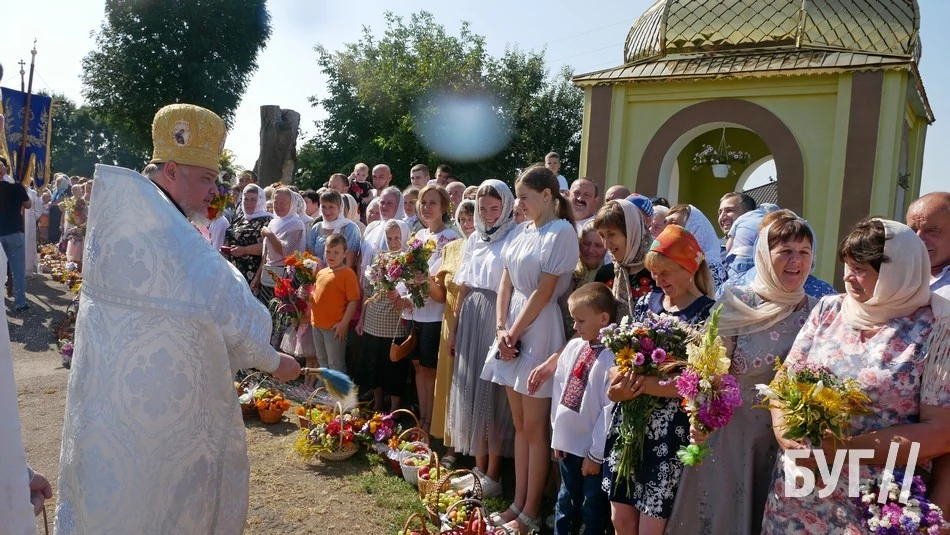 Мешканці Іванич відзначили Спаса освяченням букетиків та фруктових кошиків: фоторепортаж 27