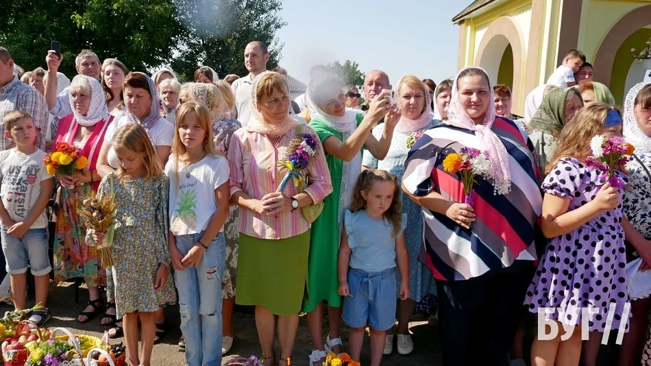 Мешканці Іванич відзначили Спаса освяченням букетиків та фруктових кошиків: фоторепортаж 29