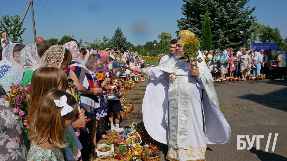 Мешканці Іванич відзначили Спаса освяченням букетиків та фруктових кошиків: фоторепортаж 16
