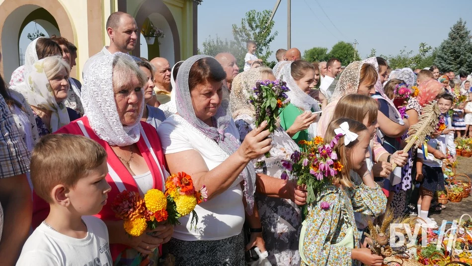 Мешканці Іванич відзначили Спаса освяченням букетиків та фруктових кошиків: фоторепортаж 28