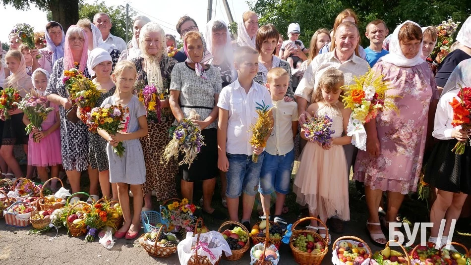 Мешканці Іванич відзначили Спаса освяченням букетиків та фруктових кошиків: фоторепортаж 32