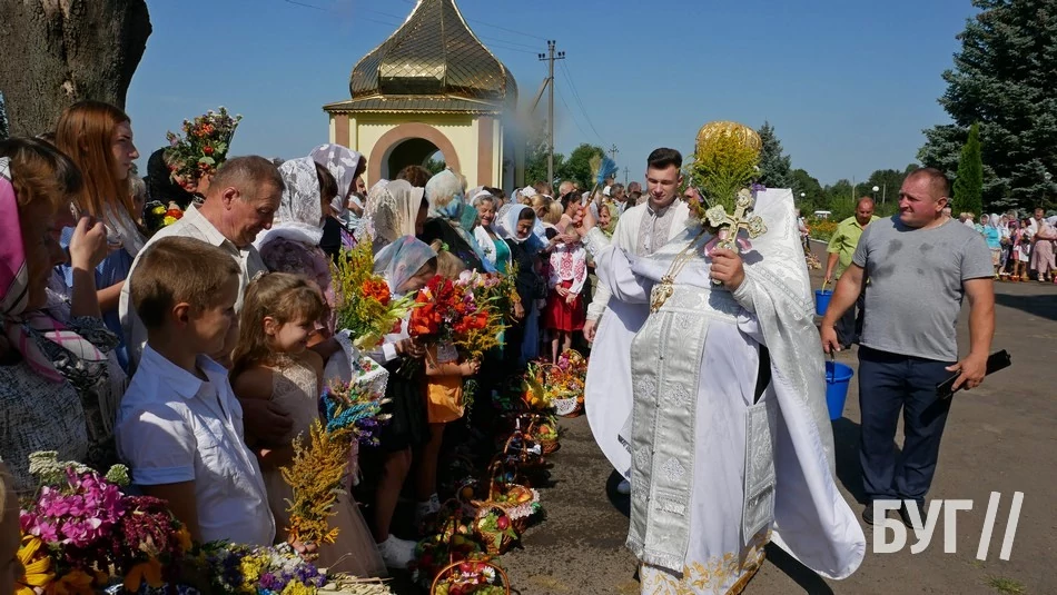 Мешканці Іванич відзначили Спаса освяченням букетиків та фруктових кошиків: фоторепортаж 31