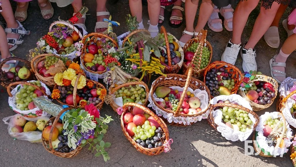 Мешканці Іванич відзначили Спаса освяченням букетиків та фруктових кошиків: фоторепортаж 8