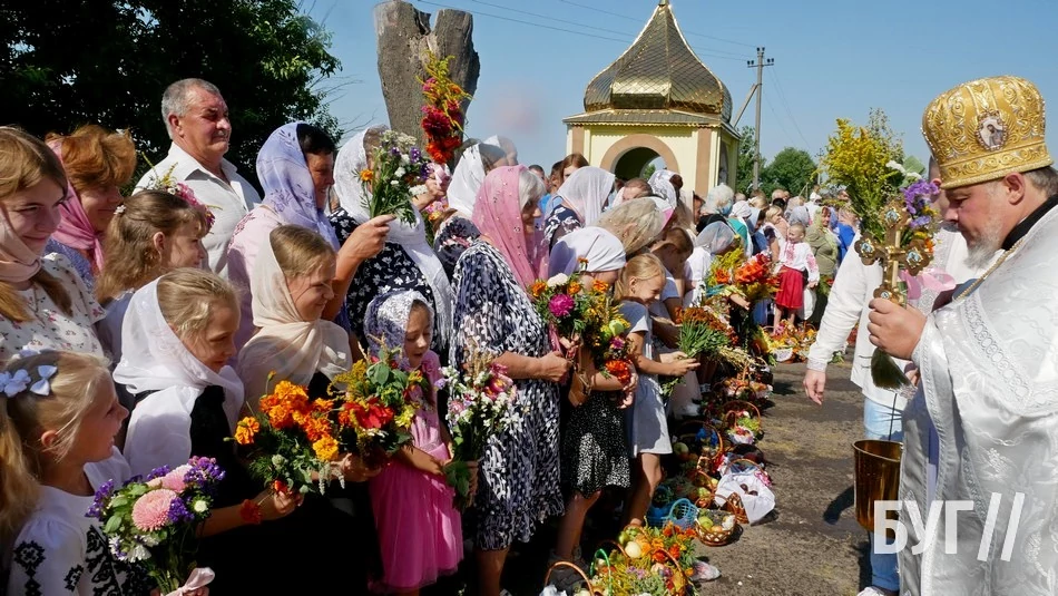 Мешканці Іванич відзначили Спаса освяченням букетиків та фруктових кошиків: фоторепортаж 19