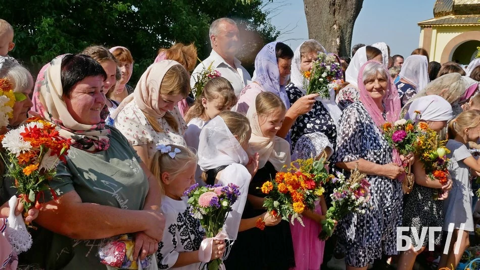 Мешканці Іванич відзначили Спаса освяченням букетиків та фруктових кошиків: фоторепортаж 33