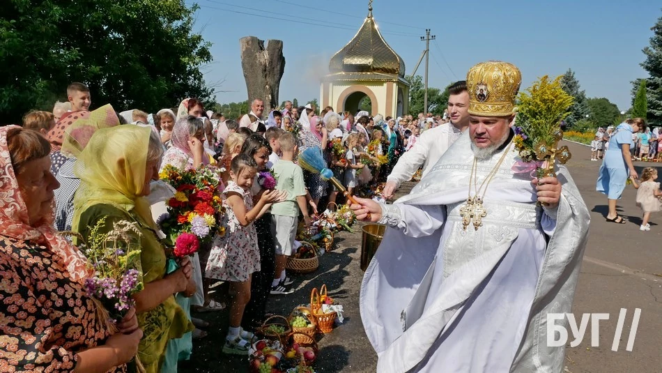 Мешканці Іванич відзначили Спаса освяченням букетиків та фруктових кошиків: фоторепортаж 17