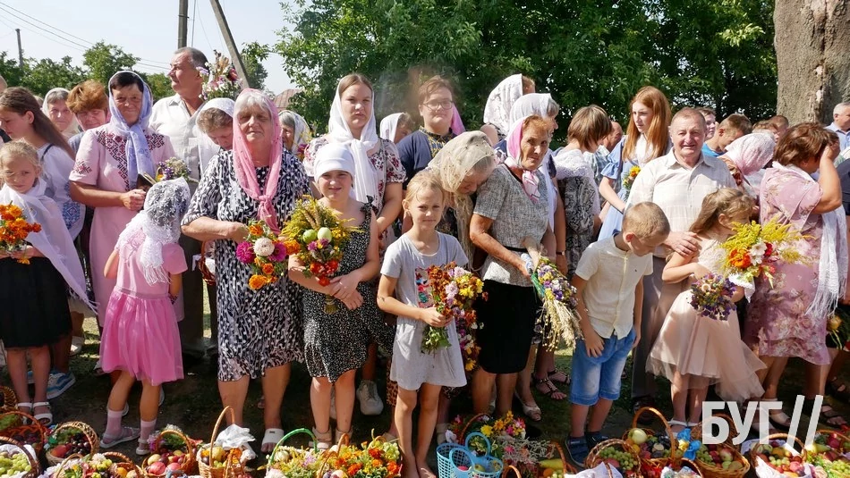 Мешканці Іванич відзначили Спаса освяченням букетиків та фруктових кошиків: фоторепортаж 36