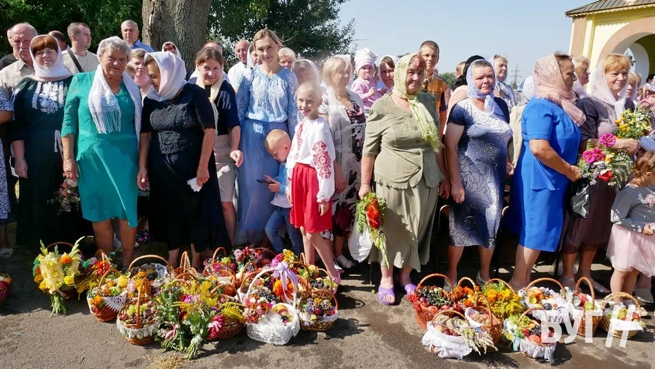 Мешканці Іванич відзначили Спаса освяченням букетиків та фруктових кошиків: фоторепортаж 37