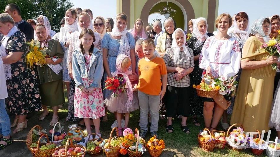 Мешканці Іванич відзначили Спаса освяченням букетиків та фруктових кошиків: фоторепортаж 38