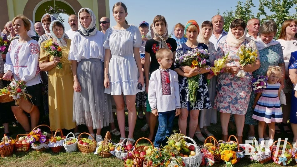 Мешканці Іванич відзначили Спаса освяченням букетиків та фруктових кошиків: фоторепортаж 39