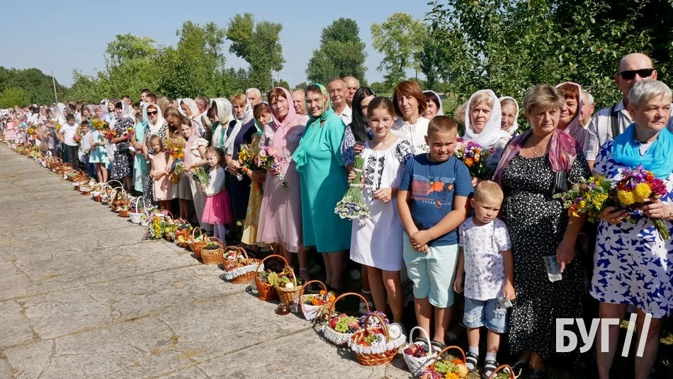 Мешканці Іванич відзначили Спаса освяченням букетиків та фруктових кошиків: фоторепортаж 11