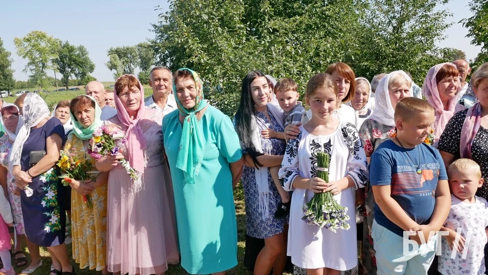 Мешканці Іванич відзначили Спаса освяченням букетиків та фруктових кошиків: фоторепортаж 43