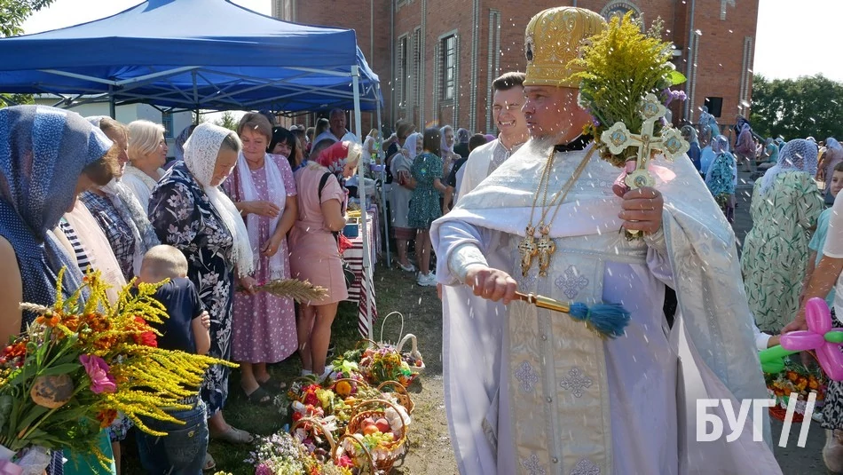 Мешканці Іванич відзначили Спаса освяченням букетиків та фруктових кошиків: фоторепортаж 44