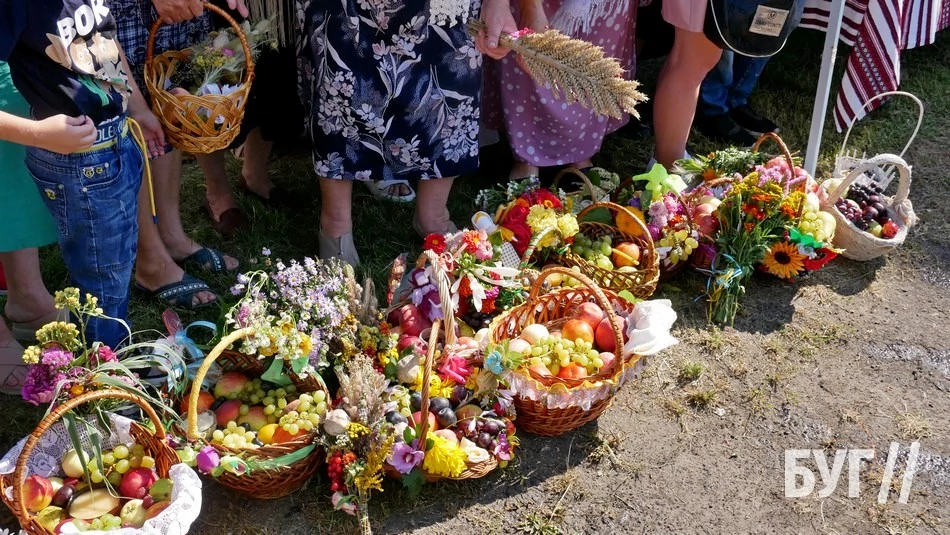 Мешканці Іванич відзначили Спаса освяченням букетиків та фруктових кошиків: фоторепортаж 25