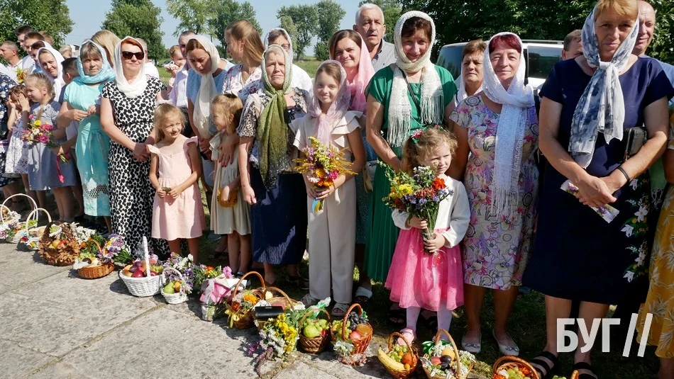 Мешканці Іванич відзначили Спаса освяченням букетиків та фруктових кошиків: фоторепортаж 45