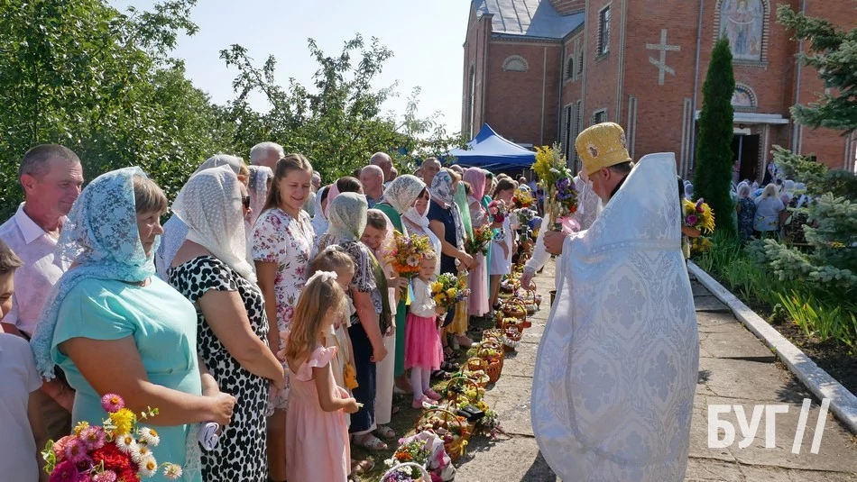 Мешканці Іванич відзначили Спаса освяченням букетиків та фруктових кошиків: фоторепортаж 47