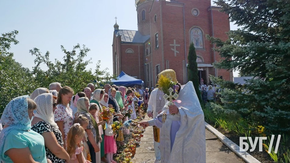 Мешканці Іванич відзначили Спаса освяченням букетиків та фруктових кошиків: фоторепортаж 48