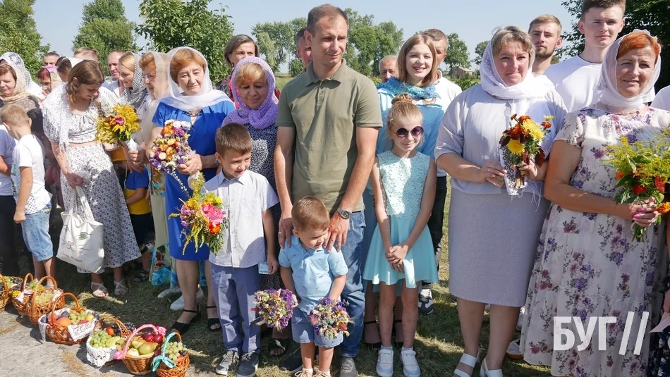 Мешканці Іванич відзначили Спаса освяченням букетиків та фруктових кошиків: фоторепортаж 49