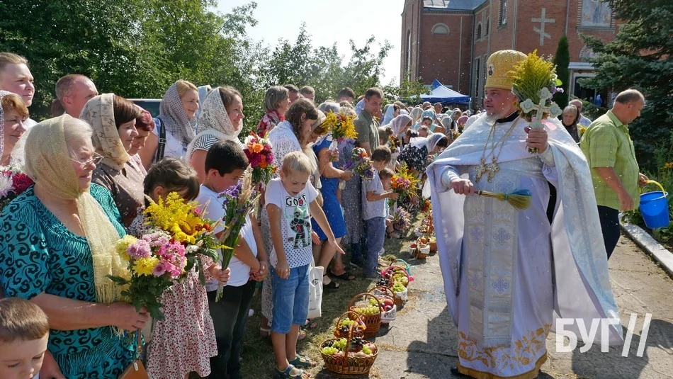 Мешканці Іванич відзначили Спаса освяченням букетиків та фруктових кошиків: фоторепортаж 50