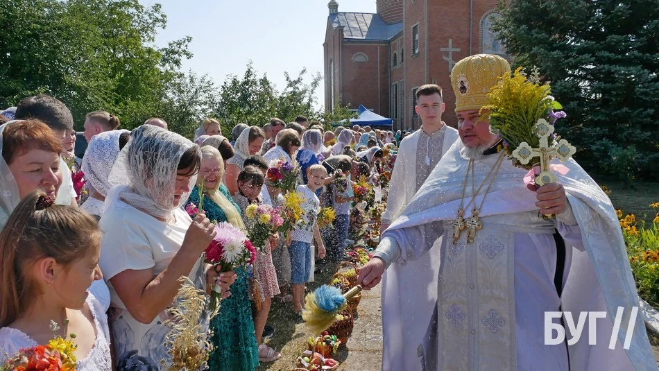 Мешканці Іванич відзначили Спаса освяченням букетиків та фруктових кошиків: фоторепортаж 51