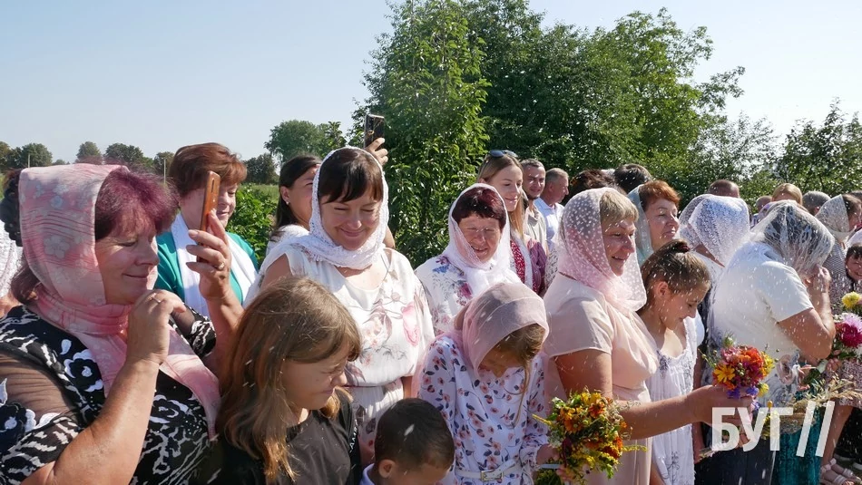 Мешканці Іванич відзначили Спаса освяченням букетиків та фруктових кошиків: фоторепортаж 53