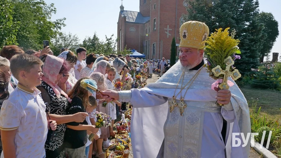 Мешканці Іванич відзначили Спаса освяченням букетиків та фруктових кошиків: фоторепортаж 52