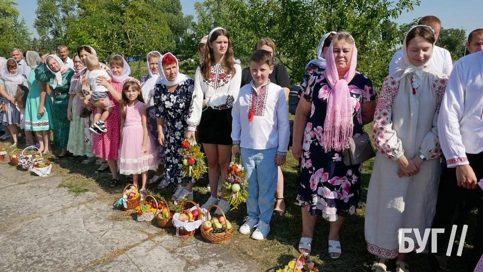 Мешканці Іванич відзначили Спаса освяченням букетиків та фруктових кошиків: фоторепортаж 54