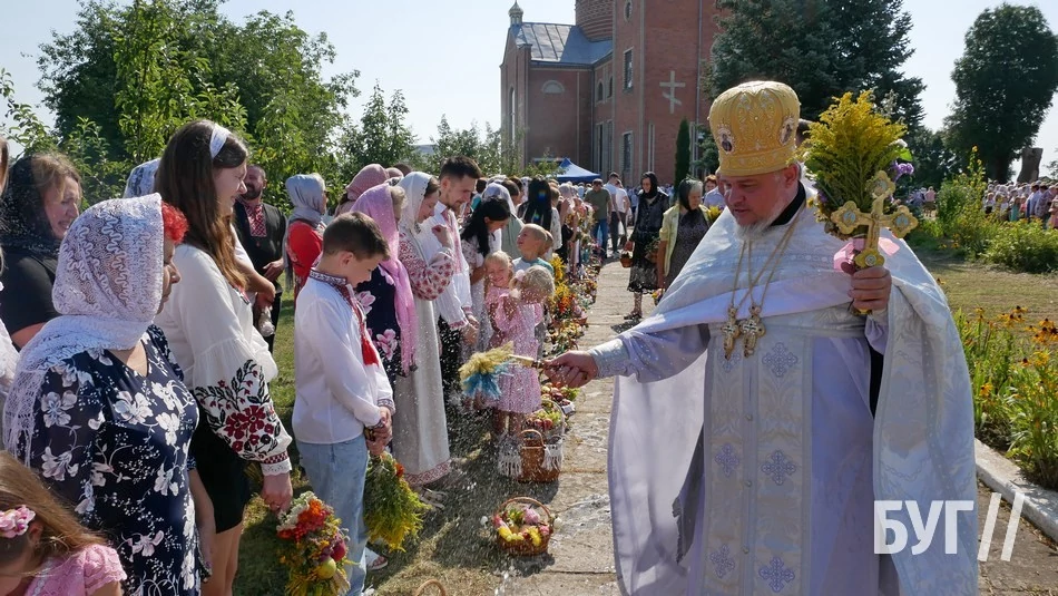 Мешканці Іванич відзначили Спаса освяченням букетиків та фруктових кошиків: фоторепортаж 56