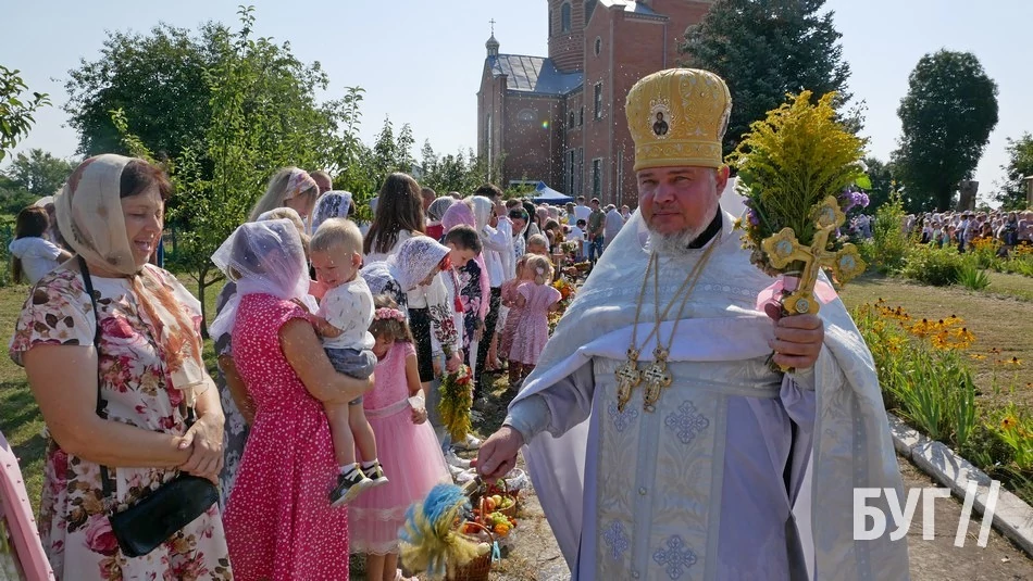 Мешканці Іванич відзначили Спаса освяченням букетиків та фруктових кошиків: фоторепортаж 58