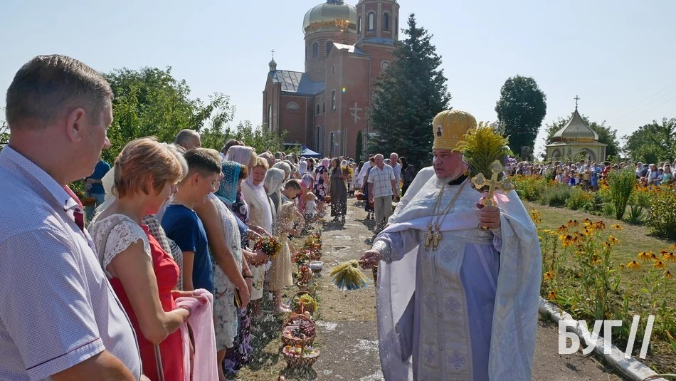 Мешканці Іванич відзначили Спаса освяченням букетиків та фруктових кошиків: фоторепортаж 59