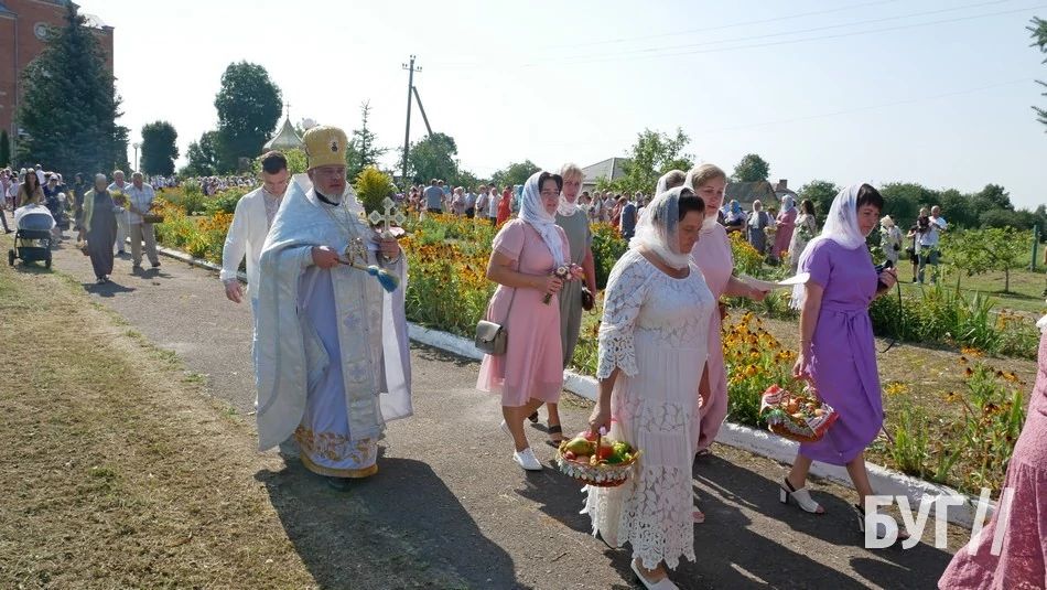 Мешканці Іванич відзначили Спаса освяченням букетиків та фруктових кошиків: фоторепортаж 61
