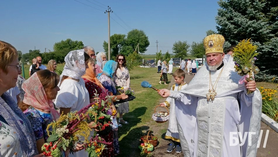 Мешканці Іванич відзначили Спаса освяченням букетиків та фруктових кошиків: фоторепортаж 64