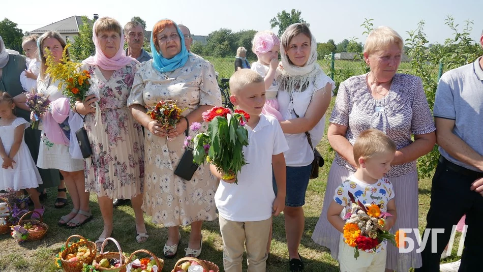 Мешканці Іванич відзначили Спаса освяченням букетиків та фруктових кошиків: фоторепортаж 66