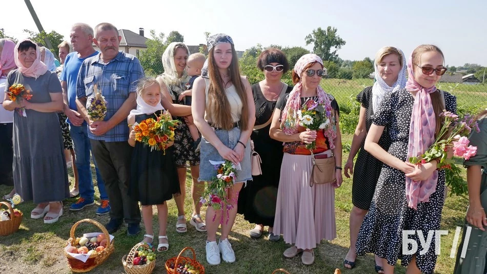 Мешканці Іванич відзначили Спаса освяченням букетиків та фруктових кошиків: фоторепортаж 68