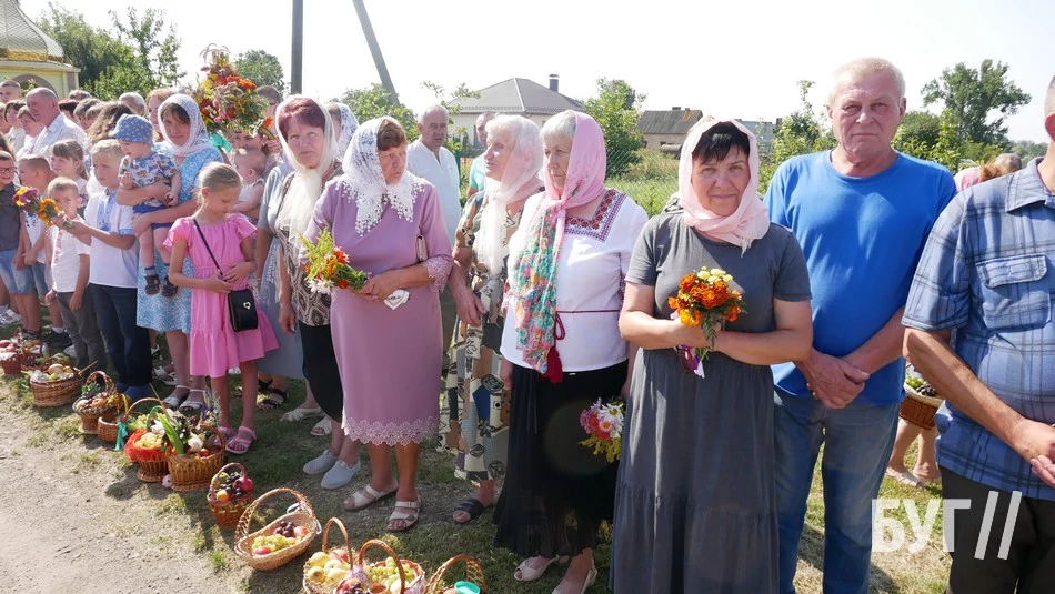 Мешканці Іванич відзначили Спаса освяченням букетиків та фруктових кошиків: фоторепортаж 69