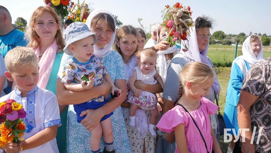 Мешканці Іванич відзначили Спаса освяченням букетиків та фруктових кошиків: фоторепортаж 70