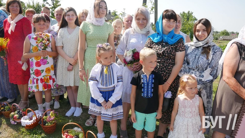 Мешканці Іванич відзначили Спаса освяченням букетиків та фруктових кошиків: фоторепортаж 71