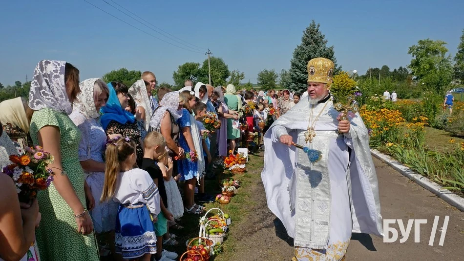 Мешканці Іванич відзначили Спаса освяченням букетиків та фруктових кошиків: фоторепортаж 72
