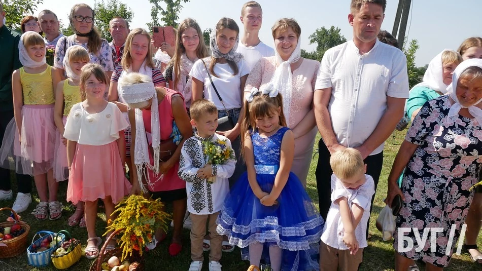 Мешканці Іванич відзначили Спаса освяченням букетиків та фруктових кошиків: фоторепортаж 73