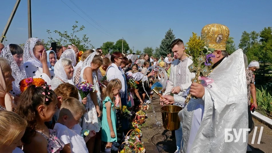 Мешканці Іванич відзначили Спаса освяченням букетиків та фруктових кошиків: фоторепортаж 78