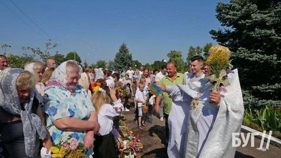 Мешканці Іванич відзначили Спаса освяченням букетиків та фруктових кошиків: фоторепортаж 79