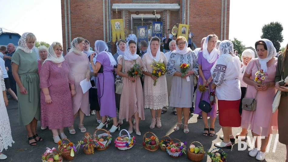 Мешканці Іванич відзначили Спаса освяченням букетиків та фруктових кошиків: фоторепортаж 80