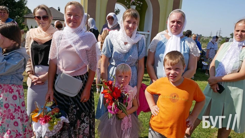 Мешканці Іванич відзначили Спаса освяченням букетиків та фруктових кошиків: фоторепортаж 81