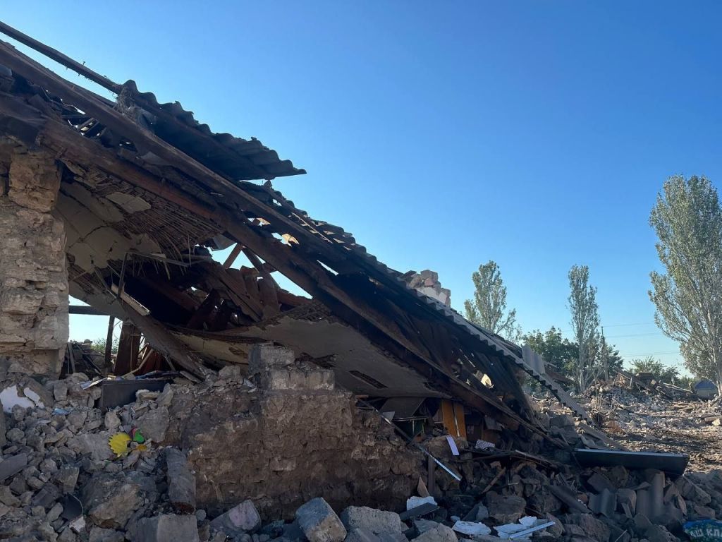 Росіяни вночі вдарили авіаційними бомбами по житловому кварталу на Запоріжжі 3